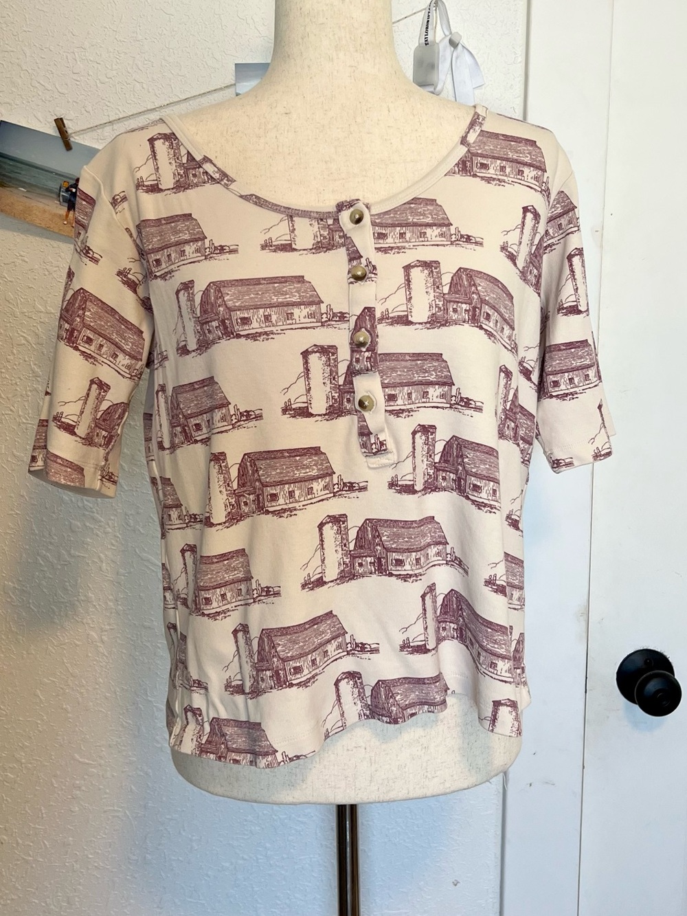 Kate Quinn Organic Cotton Barn Print Tee